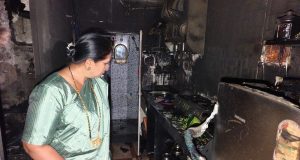 चाळीतील घर आगीच्या भक्ष्यस्थानी: पिडीत कुटुंबाला आमदार सुलभा गायकवाड यांच्याकडून तातडीने मदत