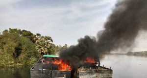 कल्याणच्या खाडीत अनधिकृत रेती उपसा; तहसिल विभागाच्या कारवाईत 4 बार्ज आणि सक्शन पंप नष्ट