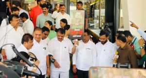 अबू आझमीची प्रतिमा पायदळी तुडवत आमदार राजेश मोरे यांच्याकडून अबू आझमीच्या वक्तव्याचा विधानसभेच्या पायऱ्यांवर निषेध