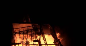 बहुमजली इमारतीमधील आग पावणे दोन तासानंतर आटोक्यात ; मात्र भीषण आगीमध्ये संपूर्ण फ्लॅट जळून खाक