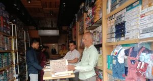 आधीच असह्य उकाडा त्यात 8 तासांपासून वीज गायब; कल्याण पश्चिमेतील दुकानदारांचा गुढीपाडवा गोड झालाच नाही