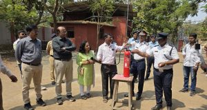 पुस्तकांपलिकडचे व्यवहार ज्ञान: महापालिका शाळांतील शिक्षक आणि विद्यार्थ्यांना मिळताहेत अग्निशमनाचे धडे