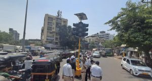 कल्याणातील सर्वात वर्दळीच्या चौकात फिरत्या ट्रॅफिक सिग्नलचा अनोखा प्रयोग