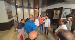 श्रीनगर येथे अडकलेल्या महाराष्ट्रातील पर्यटकांच्या मदतीला धावली शिवसेना; खासदार डॉ.श्रीकांत शिंदे यांनी पर्यटकांशी संवाद साधून दिला धीर