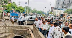 कल्याण पश्चिमेतील नालेसफाईच्या कामाचा खासदार सुरेश (बाळ्या मामा) म्हात्रे यांच्याकडून आढावा