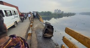 कल्याणच्या गांधारी ब्रिजवर भीषण अपघात ; रिक्षाला धडक देऊन डंपर पडला गांधारी नदीमध्ये