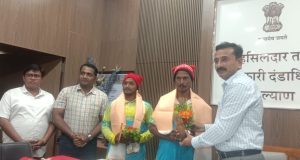 स्वतःचा जीव धोक्यात घालून तिघांना वाचवणाऱ्या पिता पुत्राचा कल्याणच्या तहसिलदारांकडून गौरव