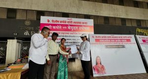 कल्याण स्टेशन परिसरातील विविध समस्यांविरोधात सामाजिक कार्यकर्त्या राणी दिलीप कपोते यांचे ६ दिवसांपासून बेमुदत उपोषण आणि सह्यांची मोहीम