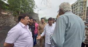 दुर्गाडीच्या संरक्षक भिंतीचा भाग कोसळल्याप्रकरणी आमदार विश्वनाथ भोईर यांनी ठेकेदाराला घेतले फैलावर