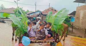 स्कूल चले हम; बैलगाडीतून मिरवणूक काढत चिमुकल्यांचा शाळेत अनोखा प्रवेशोत्सव