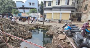 जलवाहिनीसाठी खणलेल्या खड्ड्यात साचलेल्या पाण्याने अपघाताची भिती; तर येत्या मंगळवारी दुरुस्ती होणार असल्याची केडीएमसीची माहिती