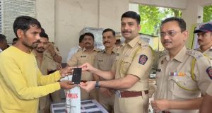 हरवलेले 72 महागडे मोबाईल पोलीसांकडून नागरिकांना परत ; 12 लाख रुपये किंमत