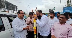 ओला-उबर चालकांचा संप; संपात सहभागी न होणाऱ्यांचा गांधीगिरीच्या माध्यमातून सत्कार