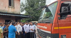 केडीएमसीच्या खंबाळपाडा डेपोबाहेर कंत्राटी कामगारांचे आंदोलन; दिपेश म्हात्रेंच्या मध्यस्थीनंतर आंदोलन स्थगित