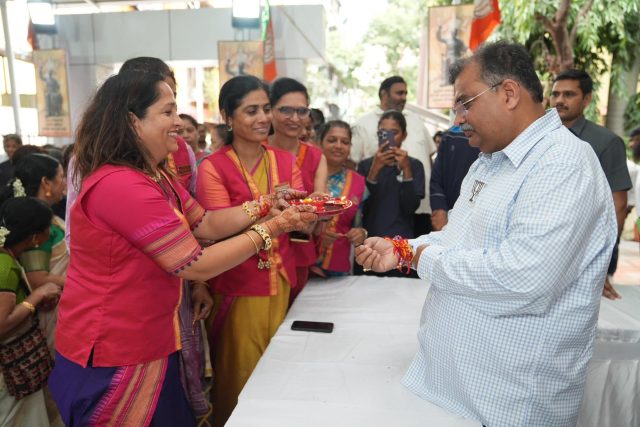 Raksha Bandhan family ceremony in Dombivli on behalf of Ravindra Chavan; Thousands of sisters tied Rakhi