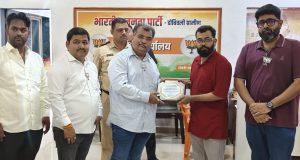 डोंबिवलीचा ‘चहावाला’ पुन्हा देशभक्तीच्या मिशनवर ; वीरबंधनम उपक्रमांतर्गत ३५ हजारांहून अधिक राख्या, भव्य तिरंगा सोपवणार भारतीय लष्कराकडे