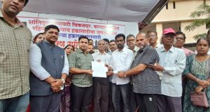 मुख्यमंत्री देवेंद्र फडणवीस यांच्या आश्वासनानंतर शांतीदूत गृहनिर्माण सोसायटी सदस्यांचे आमरण उपोषण स्थगित