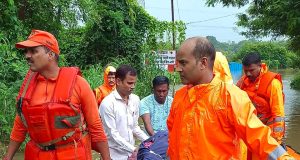 स्मशानभूमीला पाण्याचा वेढा; मग महिलेच्या पार्थिवावरील अंत्यसंस्कारासाठी एनडीआरएफचे देवदूत आले धावून