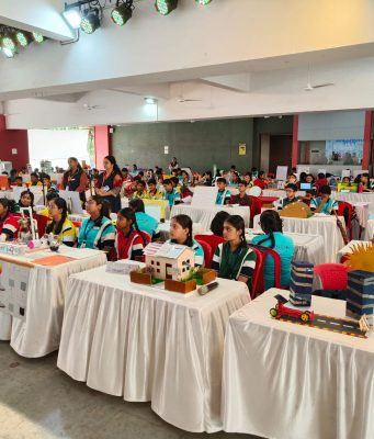 डोंबिवलीच्या ब्लॉसम इंटरनॅशनल शाळेमध्ये STEAM exhibition आणि Knowledge Fair ; विद्यार्थ्यांच्या ज्ञान -कलागुणांना मिळाले व्यासपीठ