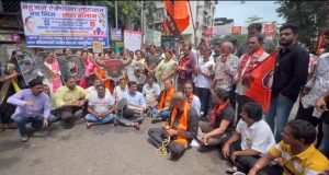 कल्याण डोंबिवलीच्या रस्त्यांवरील खड्ड्यांविरोधात मनसेचे अनोखे आंदोलन