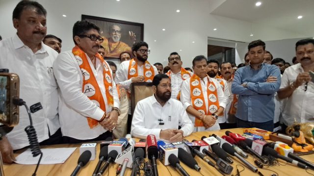 MNS corporators and office bearers from Dombivli join Shiv Sena; We have never done politics in development - Deputy Chief Minister Eknath Shinde