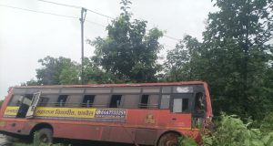 कल्याण एसटी आगारातील बसेसच्या अपघाताचे सत्र सुरूच ; स्टिअरिंग रॉड तुटल्याने बस झाडावर आदळली