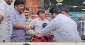 पंतप्रधान नरेंद्र मोदींचा मॉर्फ फोटो प्रकरण; काँग्रेस पदाधिकाऱ्याला भाजप पदाधिकाऱ्यांनी नेसवली साडी तर संबंधितांवर कडक कारवाईची काँग्रेसची मागणी