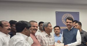 अतिवृष्टीग्रस्त शेतकऱ्यांच्या पाठीशी कल्याणकर खंबीरपणे उभे ; उद्योजक, सामाजिक संस्था, माजी आमदार नरेंद्र पवार यांच्याकडून 17 लाखांची आर्थिक मदत