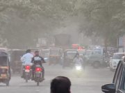 पाऊस थांबून आठवडा उलटला तरी रस्ते दुरुस्तीला अद्याप मुहूर्त नाही; खड्ड्यांसोबत धुळीने नागरिक प्रचंड हैराण