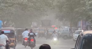 पाऊस थांबून आठवडा उलटला तरी रस्ते दुरुस्तीला अद्याप मुहूर्त नाही; खड्ड्यांसोबत धुळीने नागरिक प्रचंड हैराण