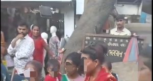 दिवाळीचा स्टॉल लावण्यावरून डोंबिवलीत बचत गटाच्या महिला आणि फेरीवाल्या महिलांमध्ये वाद