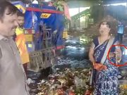सफाई कर्मचाऱ्यांचा प्रामाणिकपणा; कचऱ्यामध्ये चुकून आलेला सोन्याचा हार महिलेला केला परत