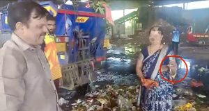 सफाई कर्मचाऱ्यांचा प्रामाणिकपणा; कचऱ्यामध्ये चुकून आलेला सोन्याचा हार महिलेला केला परत