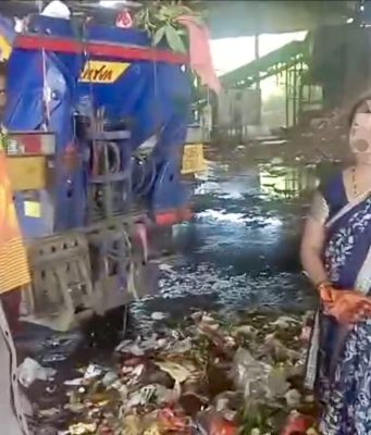 सफाई कर्मचाऱ्यांचा प्रामाणिकपणा; कचऱ्यामध्ये चुकून आलेला सोन्याचा हार महिलेला केला परत