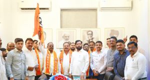 डोंबिवलीतील काँग्रेसच्या माजी नगरसेवकांचा समर्थकांसह शिवसेनेत प्रवेश