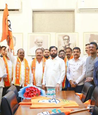 डोंबिवलीतील काँग्रेसच्या माजी नगरसेवकांचा समर्थकांसह शिवसेनेत प्रवेश