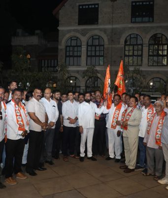 कल्याण डोंबिवलीत शिवसेना उद्धव बाळासाहेब ठाकरे पक्षाला मोठा धक्का; माजी महापौर रमेश जाधवांचा कार्यकर्त्यांसह शिवसेनेत प्रवेश