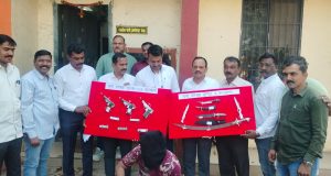 निवडणुकीच्या तोंडावर कल्याण क्राईम ब्रँचची मोठी कारवाई ; 3 गावठी पिस्टल, काडतुसे, तलवार, खंजीर, चाकू घरात लपवणाऱ्या सराईत गुन्हेगार गजाआड