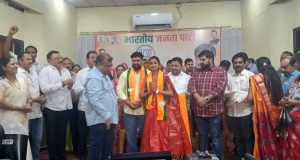 निवडणुकीच्या तोंडावर भाजपमध्ये इनकमिंगचा धडाका; डोंबिवलीतील शिवसेनेच्या युवा पदाधिकाऱ्याचा समर्थकांसह पक्षप्रवेश