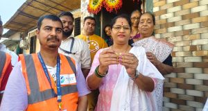 केडीएमसी सफाई कर्मचाऱ्यांच्या प्रामाणिकपणाला सलाम ; कचऱ्यात चुकून आलेले सोन्याचे कानातले महिलेला केले परत