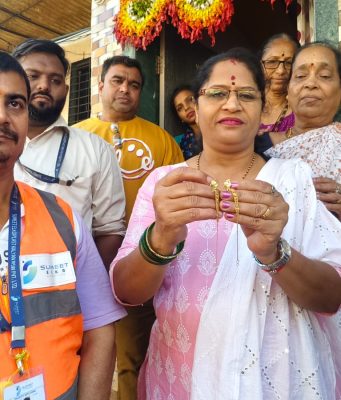 केडीएमसी सफाई कर्मचाऱ्यांच्या प्रामाणिकपणाला सलाम ; कचऱ्यात चुकून आलेले सोन्याचे कानातले महिलेला केले परत