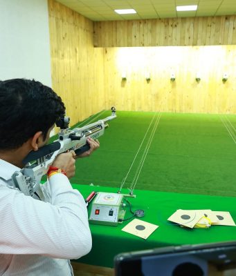 आता कल्याणातच घडणार नेमबाज ; कल्याणातील अत्याधुनिक शूटिंग रेंजचे खा. डॉ. श्रीकांत शिंदे यांच्या हस्ते उद्घाटन