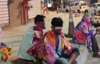 ‘ह्युमॅनिटी स्टिल अॅलाइव्ह’चा उपक्रम : थर्टी-फर्स्टच्या धामधुमीऐवजी गरिबांच्या पाठीवर मायेची ऊब