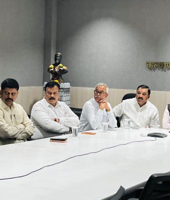 इमारत नोटीस प्रकरण; उपमुख्यमंत्री एकनाथ शिंदे यांच्या निर्देशानंतर केडीएमसी प्रशासनासोबत झाली रहिवाशांची बैठक