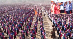 जागतिक महिला दिनी डोंबिवलीत विश्वविक्रमाची नोंद ; ९ हजार १११ विद्यार्थिनींनी सामूहिक लेझिम वादनाचा रचला इतिहास