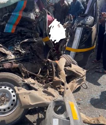 कल्याण – मुरबाड महामार्गावर रायते येथे भीषण अपघात; सिमेंट मिक्सरची काळी – पिवळी गाडीला धडक