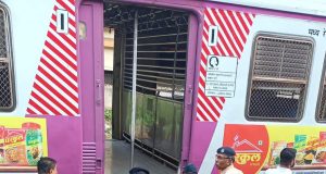 कल्याणकडे जाणाऱ्या रिकाम्या लोकलचा डबा डोंबिवलीजवळ घसरला