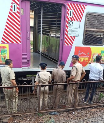 कल्याणकडे जाणाऱ्या रिकाम्या लोकलचा डबा डोंबिवलीजवळ घसरला