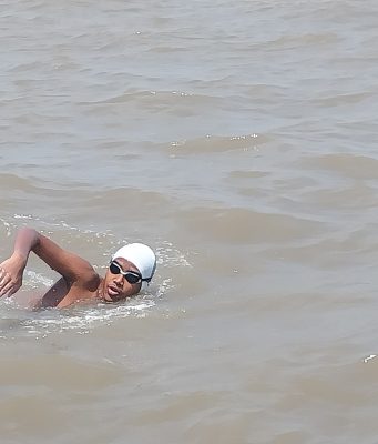 १४ वर्षीय मल्हार देसाईचा विक्रम; प्रोंग्स रीफ लाइटहाऊस ते ट्रॉम्बे जेट्टीपर्यंत २५ किमीचे सागरी अंतर केले पार
