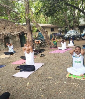 योगातून निरोगी जीवनाचा संदेश; १२ वा आंतरराष्ट्रीय योग दिन कल्याण वनपरिक्षेत्र कार्यालयातही उत्साहात साजरा